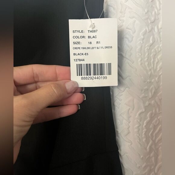 ONE-SHOULDER CREPE TRUMPET GOWN WITH FRONT SLIT IN BLACK|SZ 18| NWT - Picture 4 of 5